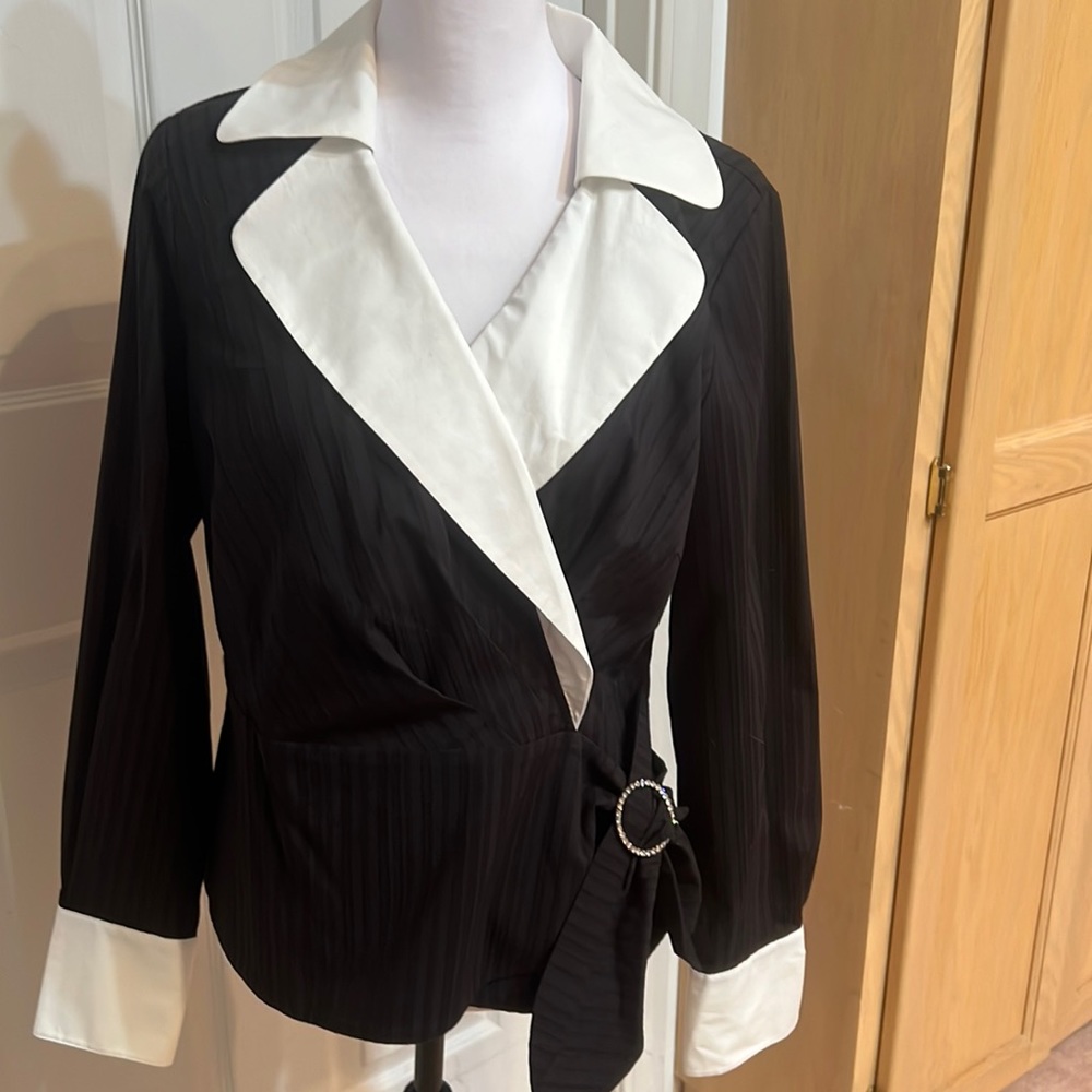 Beautiful black & white blouse-jacket.